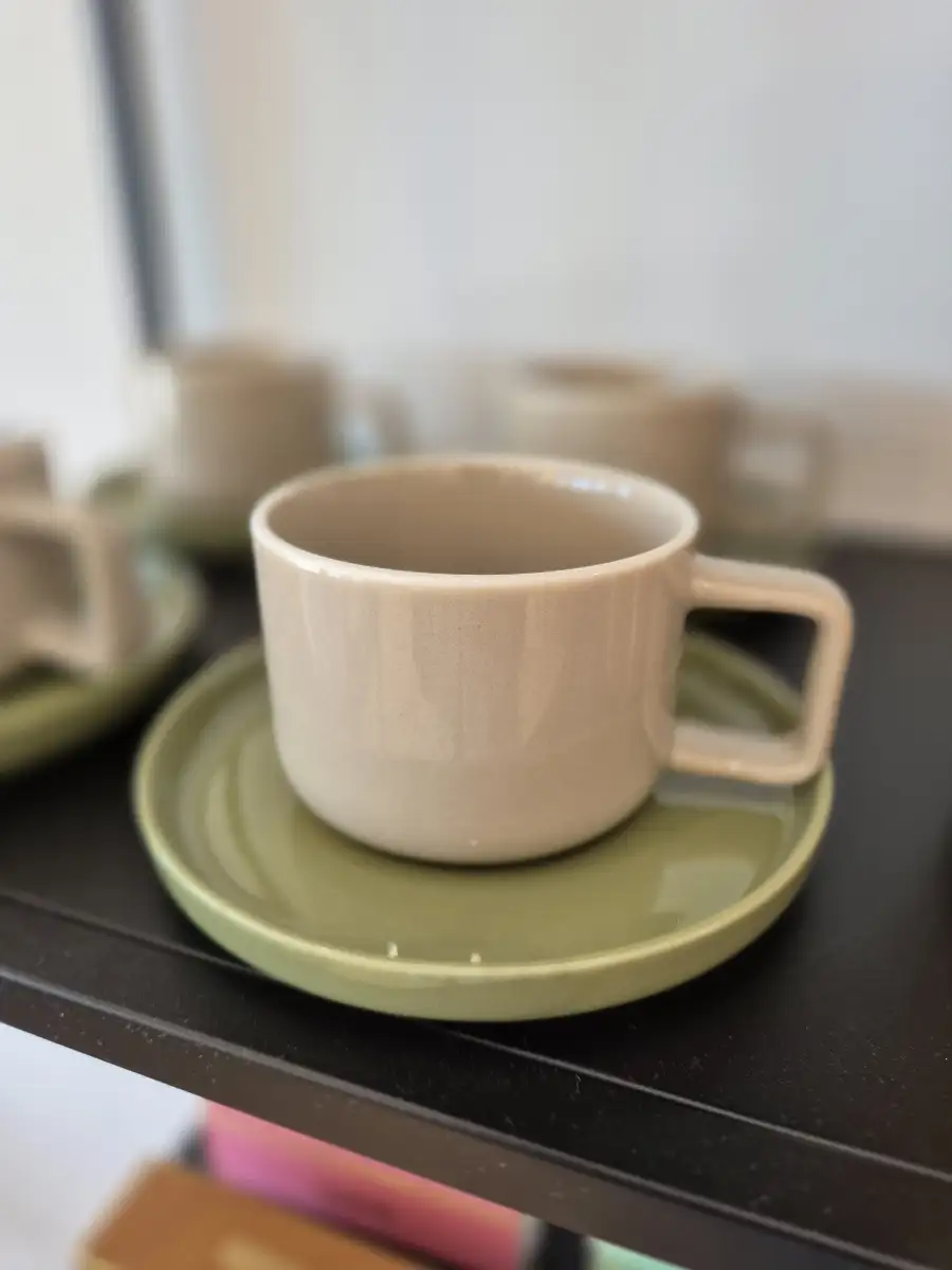 Tasse chic beige avec sa sous tasse verte