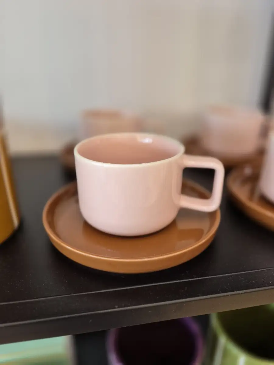 Tasse chic rose avec sa sous tasse brun