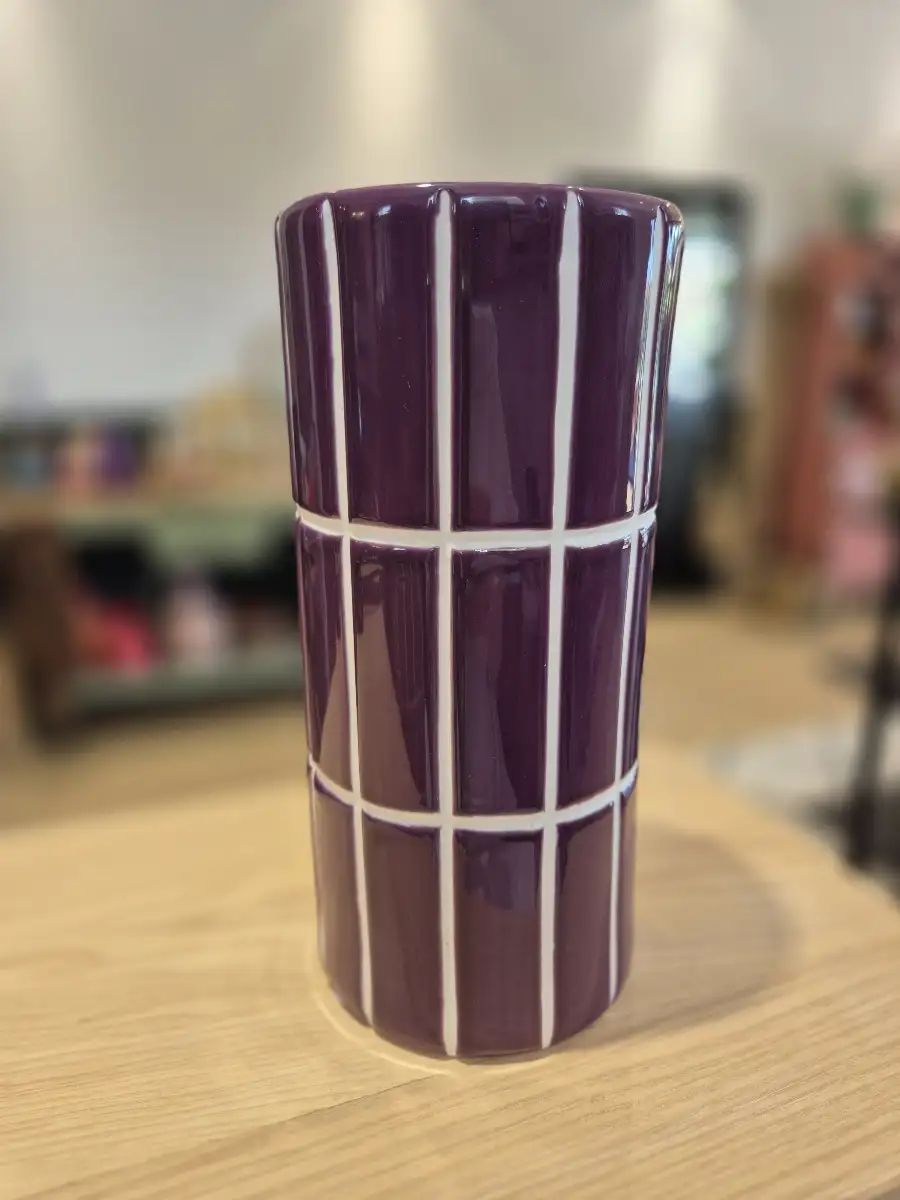 Vase carrelage violet