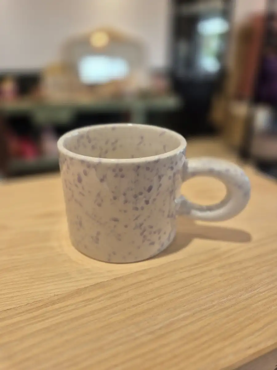 Tasse à thé moucheté mauve