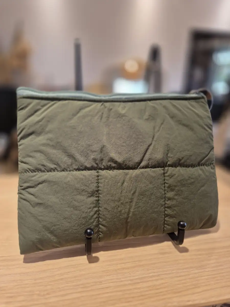 Pochette matelassée kaki