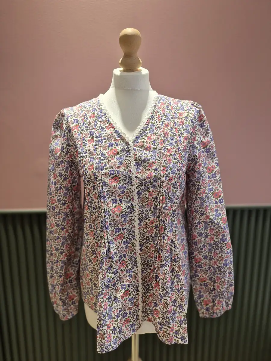 Blouse à fleurs lilas