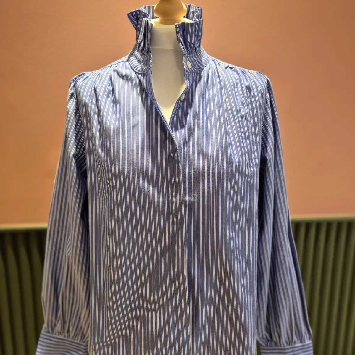 Chemise bleue rayée col froufrous