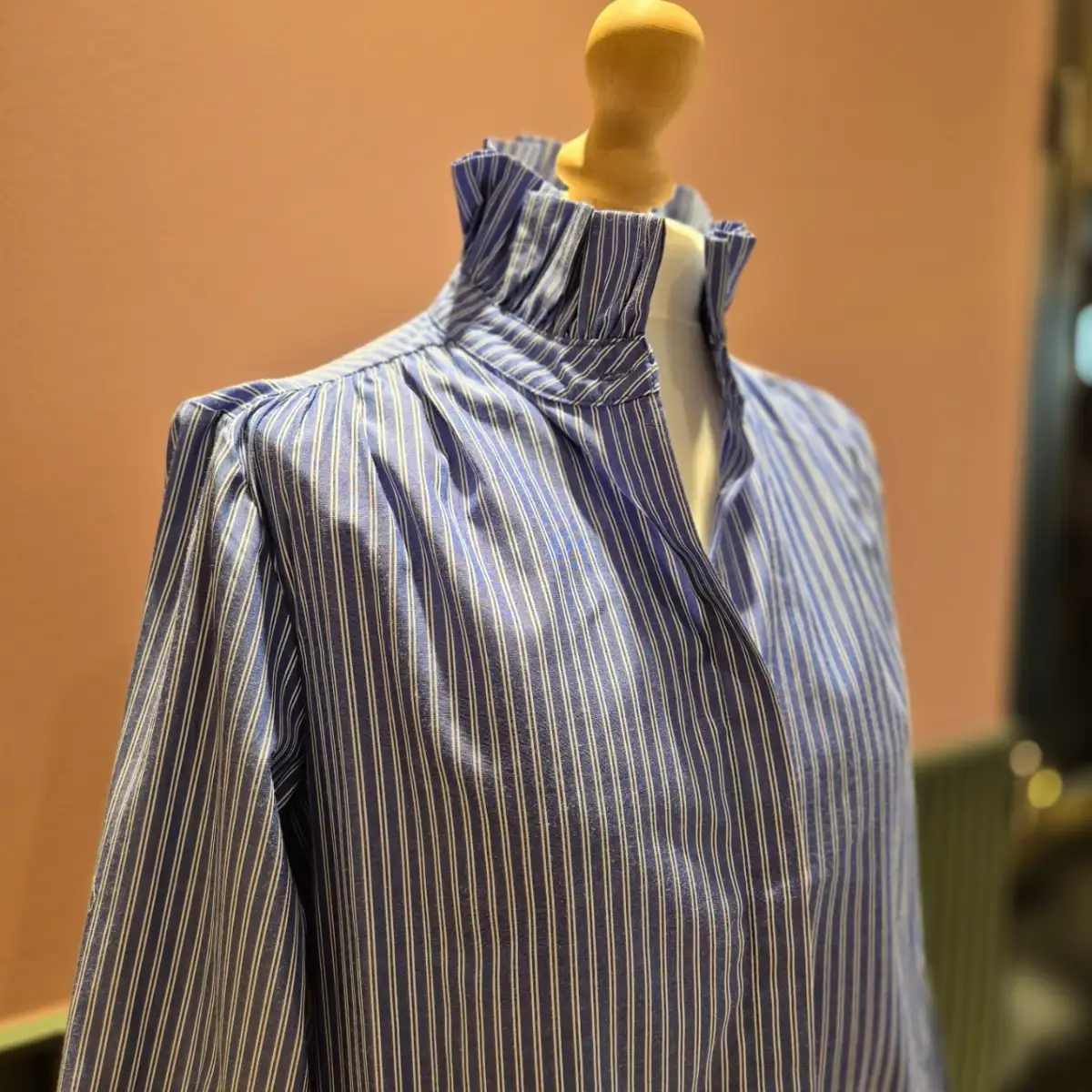 Chemise bleue rayée col froufrous