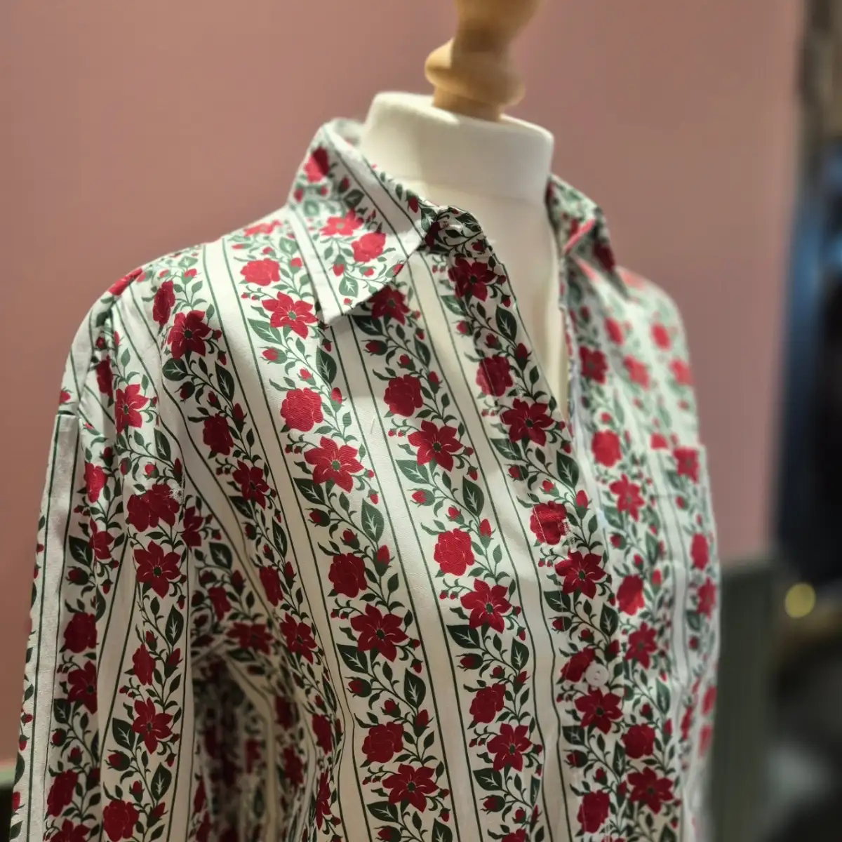 Chemise fleurs rouges