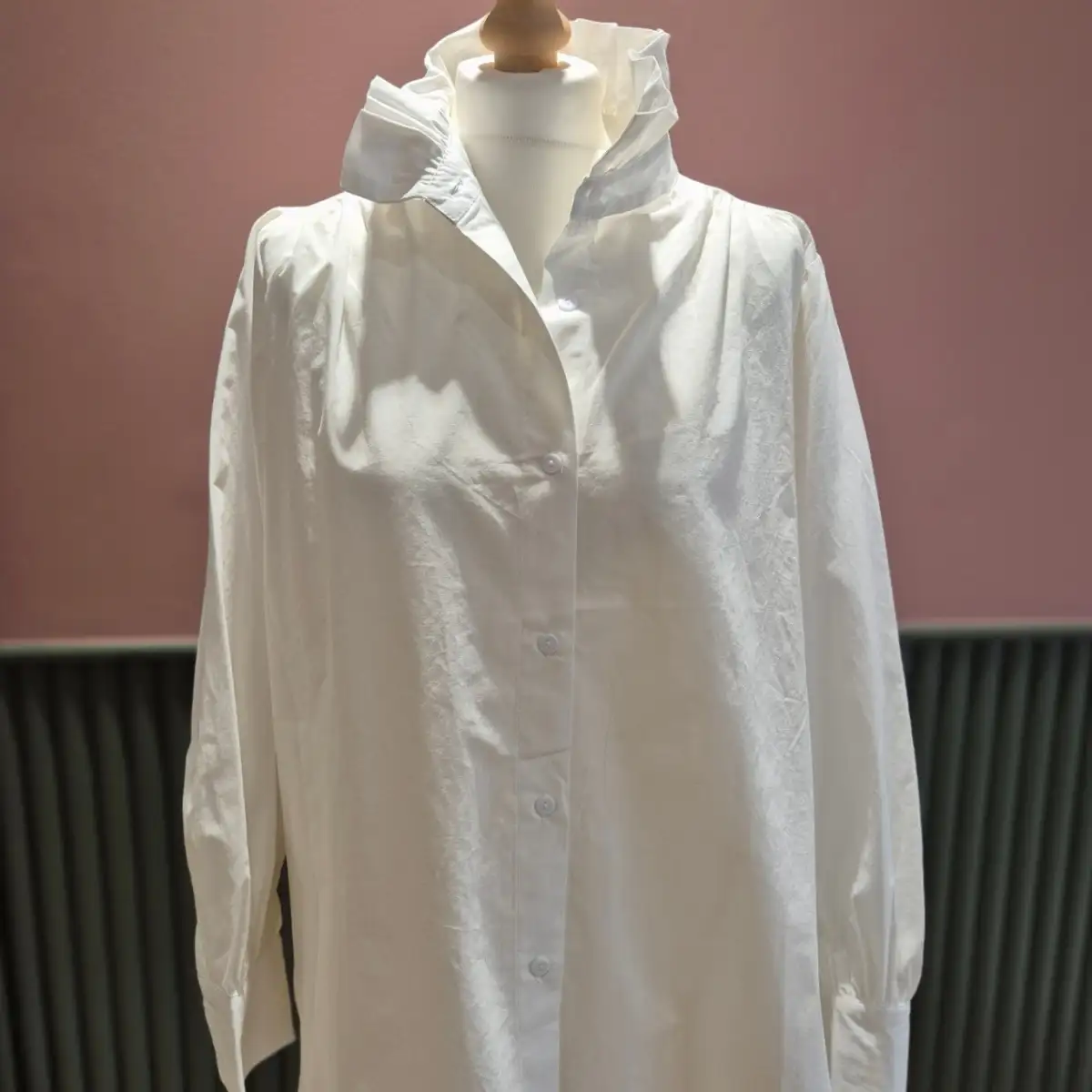 Chemise blanche col froufrou